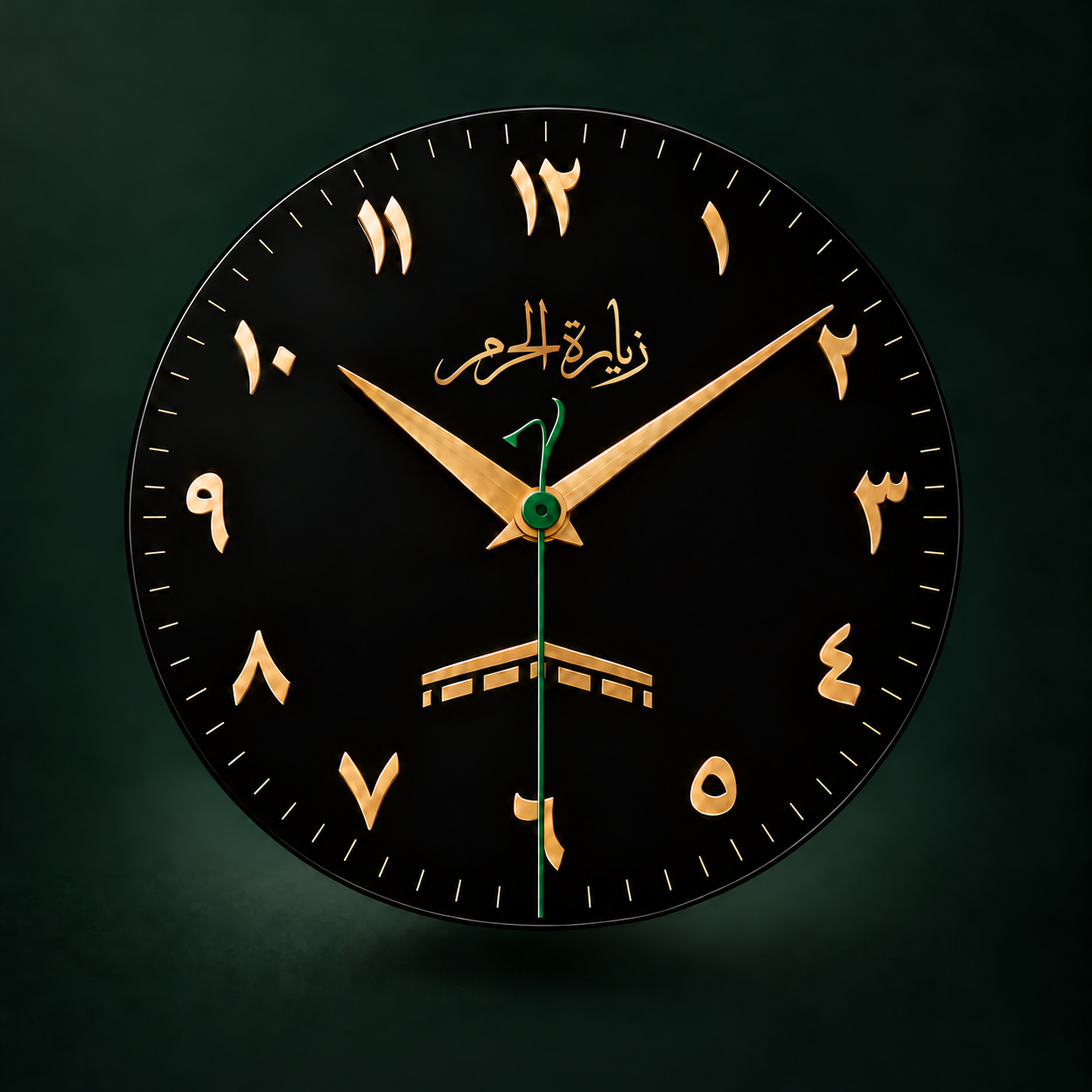Illustration du cadran noir AZIMIQ avec chiffres dorés, motif de la Kaaba et trois aiguilles.
