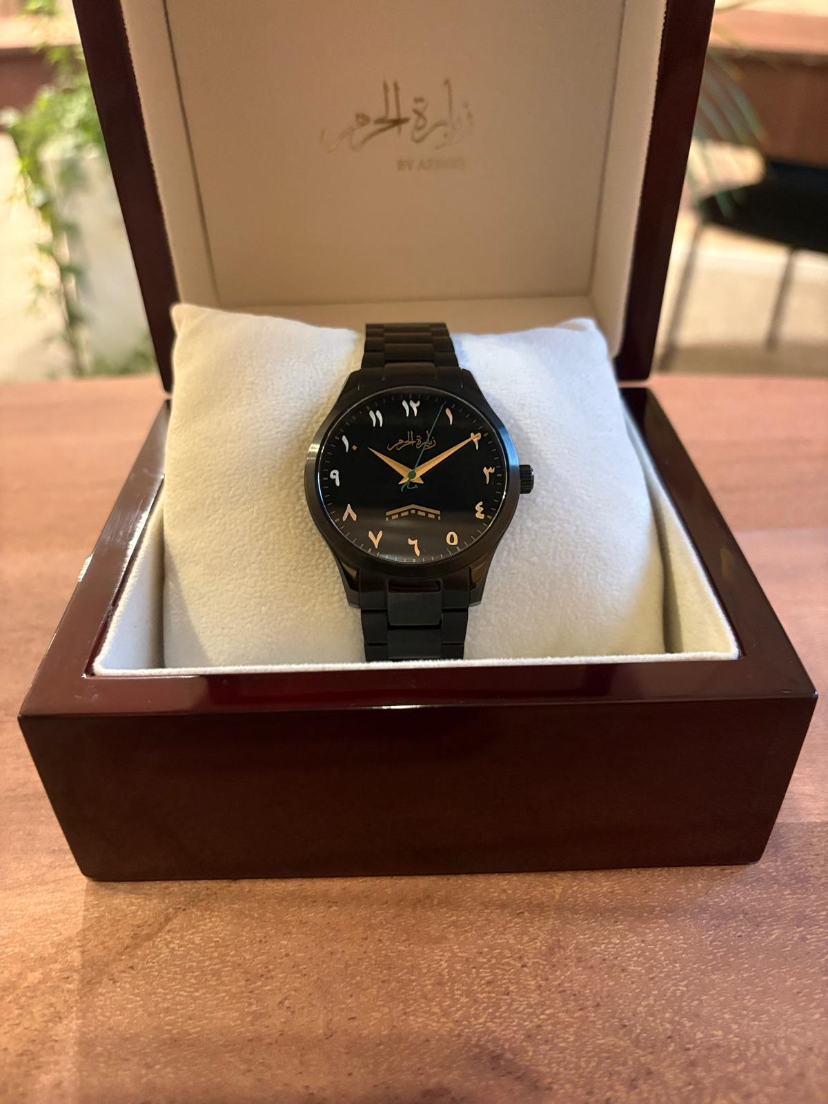 Le prototype noir AZIMIQ présenté dans son coffret en bois.